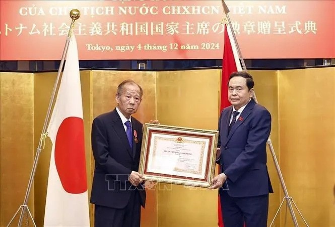 NA Chairman Tran Thanh Man (R) presents the Vietnamese State President’s third-class Labour Order to Chairman of the Japan - Vietnam Parliamentary Friendship Alliance Nikai Toshihiro. (Photo: VNA) NA Chairman Tran Thanh Man (R) presents the Vietnamese State President’s third-class Labour Order to Chairman of the Japan - Vietnam Parliamentary Friendship Alliance Nikai Toshihiro. (Photo: VNA)