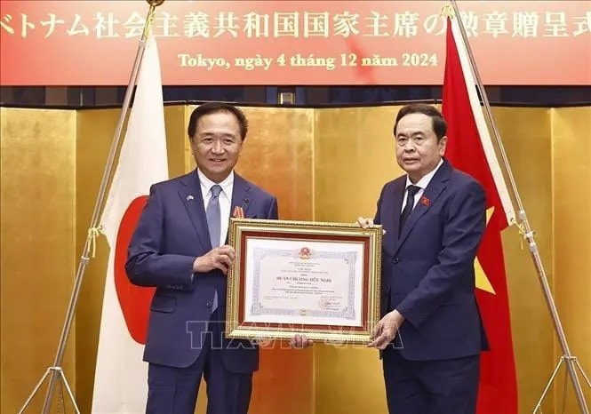 NA Chairman Tran Thanh Man (R) awards the Vietnamese State President’s Friendship Order to Governor of Kanagawa prefecture Kuroiwa Yuji Kuroiwa. (Photo: VNA) NA Chairman Tran Thanh Man (R) awards the Vietnamese State President’s Friendship Order to Governor of Kanagawa prefecture Kuroiwa Yuji Kuroiwa. (Photo: VNA)