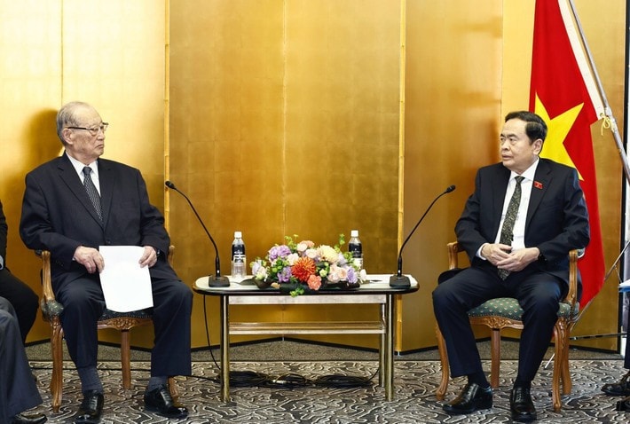 National Assembly Chairman Tran Thanh Man (R) shakes hands with President of the International Friendship Exchange Council (FEC) of Japan Matsuzawa Ken. (Photo: Doan Tan/VNA) ctqh-hoi-dong-a2.jpg