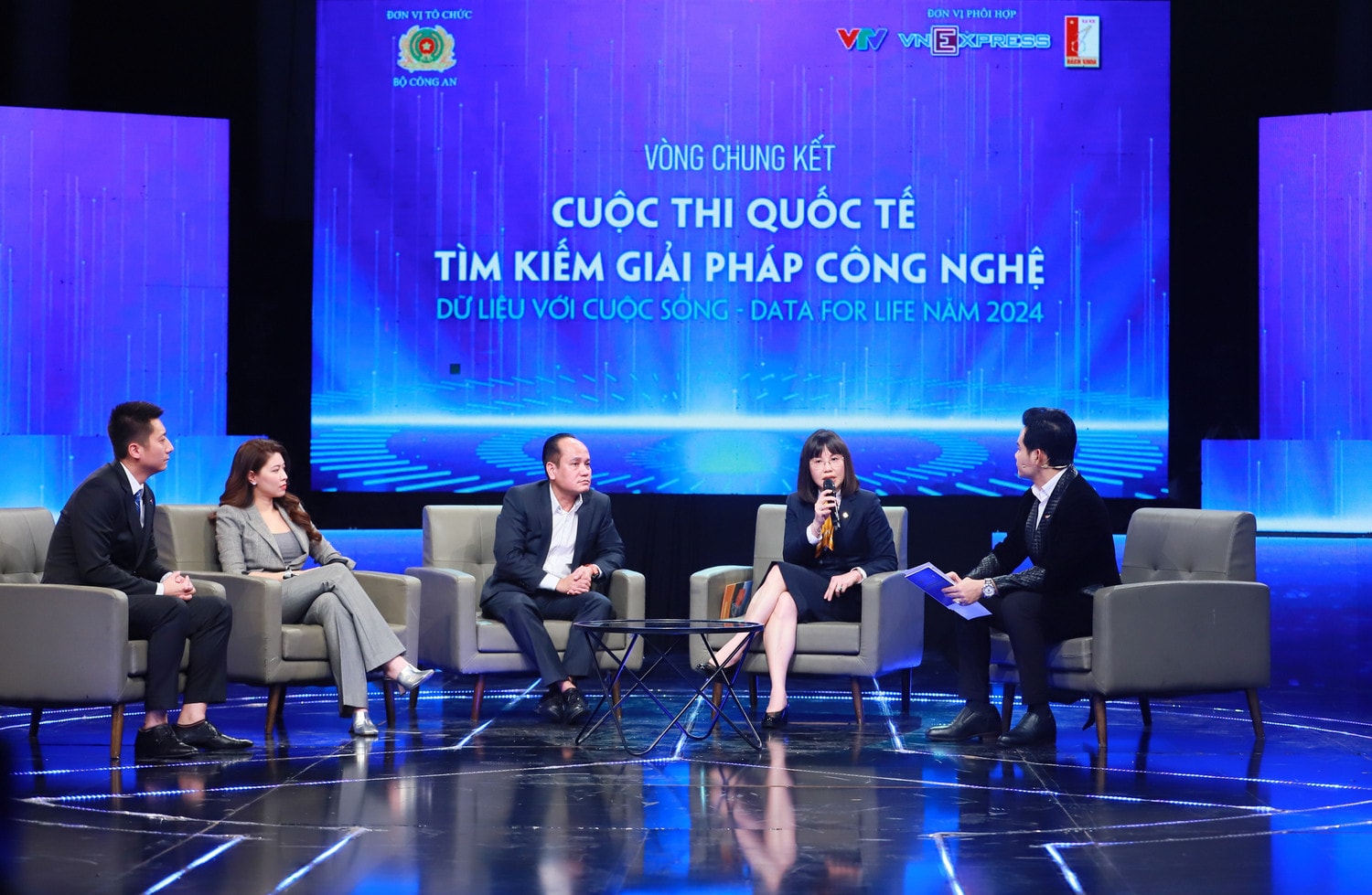 anh-2-ba-nguyen-anh-van-chia-se-tai-toa-dam.jpg