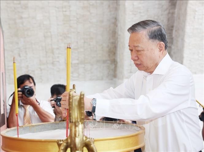 vna-potal-tong-bi-thu-to-lam-dang-huong-tai-nghia-trang-liet-sy-tinh-ninh-thuan-stand.jpg