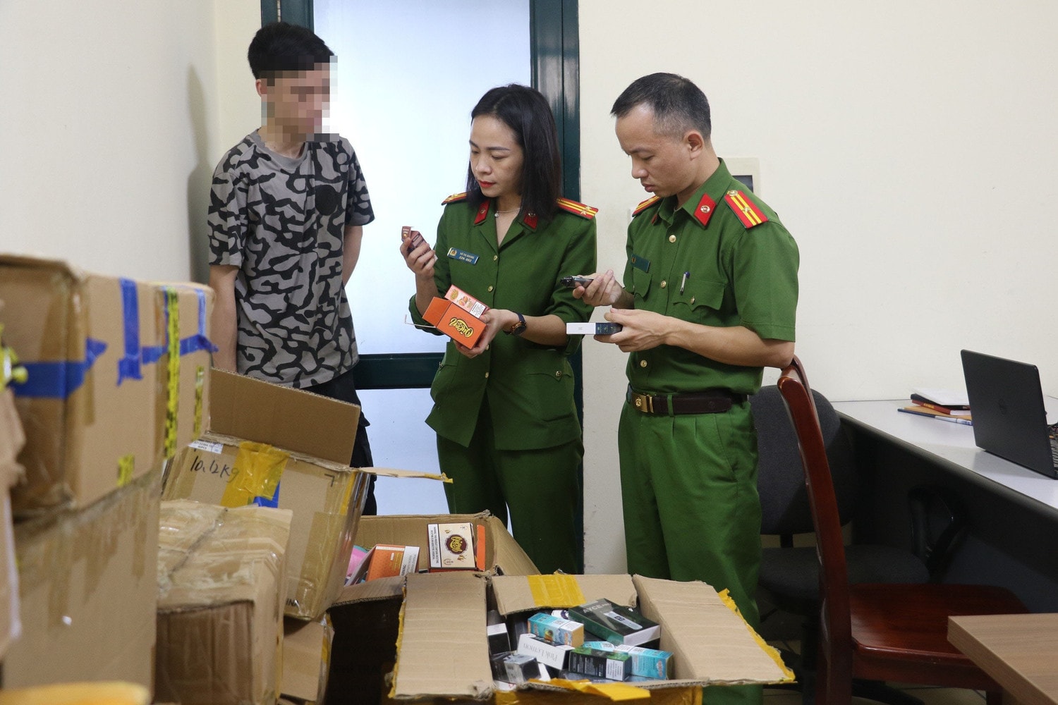 Công an TP. Vinh thu giữ hàng nghìn sản phẩm thuốc lá điện tử. Ảnh: P.V