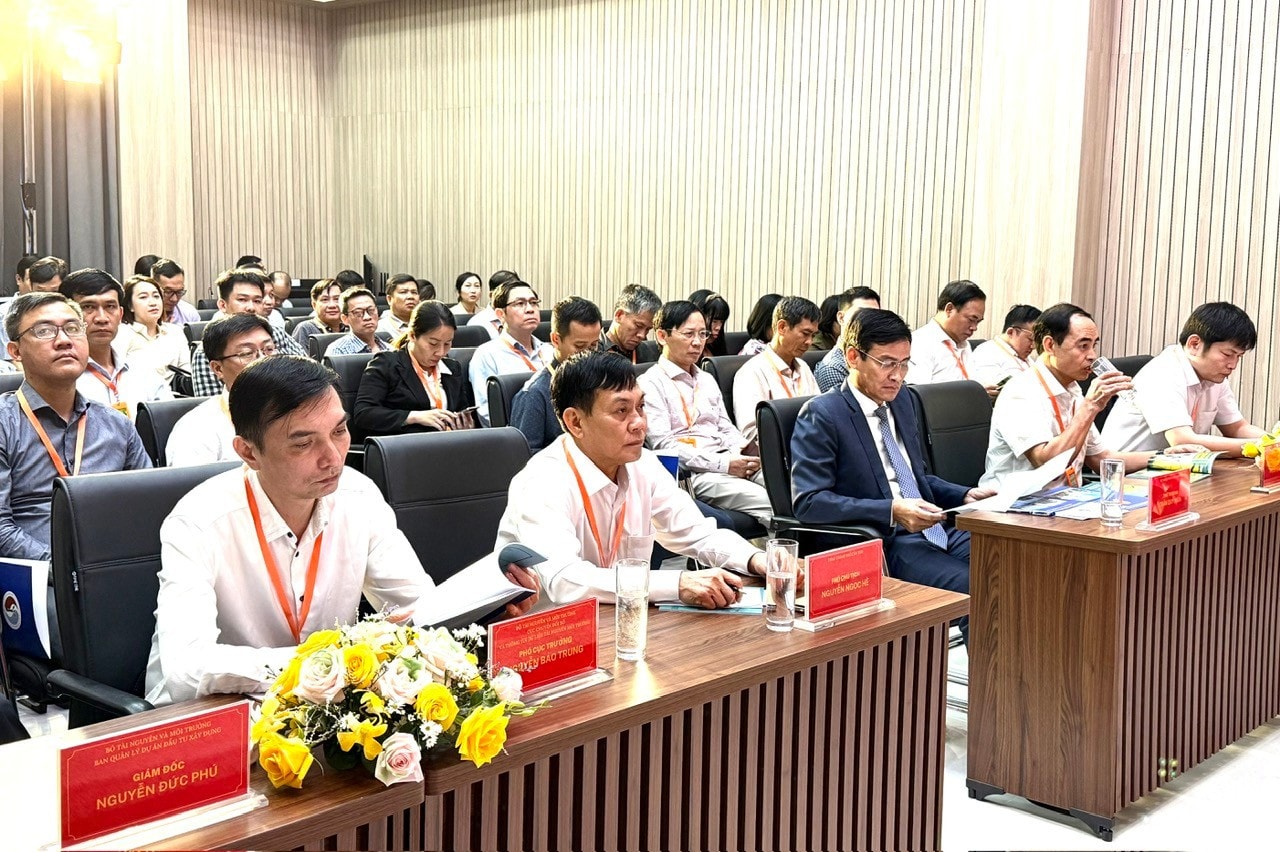 Đại biểu nghe các chuyên gia, nhà khoa học giới thiệu hệ thống thông tin của Trung tâm dữ liệu