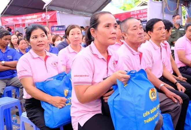 Các cấp công đoàn thành phố Cần Thơ đang tích cực triển khai thực hiện các hoạt động chăm lo Tết cho đoàn viên, người lao động trên địa bàn. Ảnh: Mỹ Ly