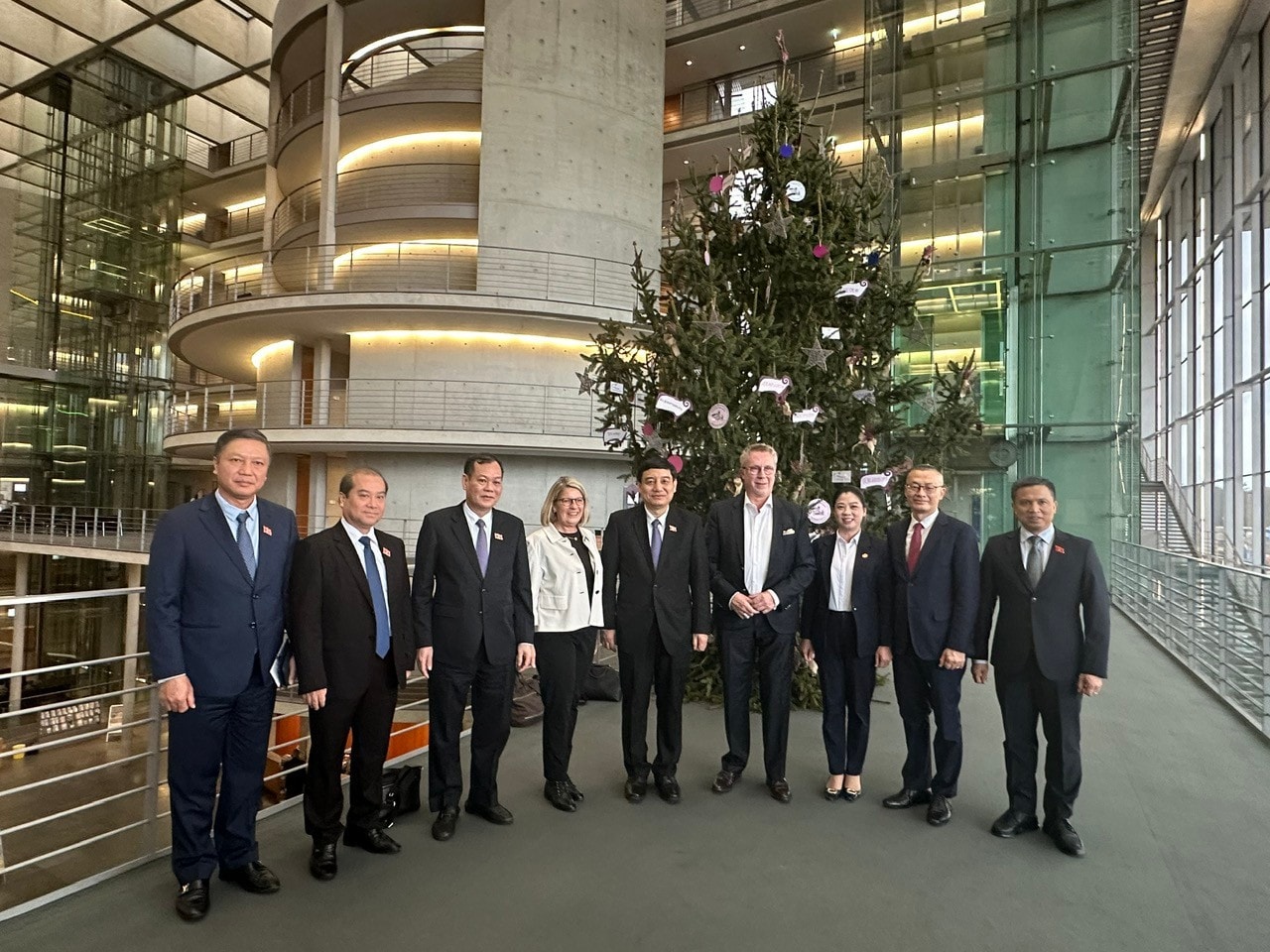 Đoàn công tác chụp ảnh lưu niệm với Chủ tịch Nhóm Nghị sĩ Hữu nghị Đức - ASEAN Gabriele Katzmarek và Đại sứ Việt Nam tại Đức Vũ Quang Minh tại Berlin ngày 3.12