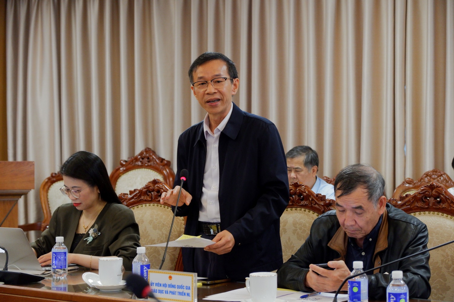 Theo GS.TS Nguyễn Văn Minh, nguyên Hiệu trưởng Trường Đại học Sư phạm Hà Nội, Ủy viên Hội đồng Quốc gia Giáo dục và Phát triển nhân lực, cần có chính sách vĩ mô, thay đổi nhận thức về giáo dục hướng nghiệp