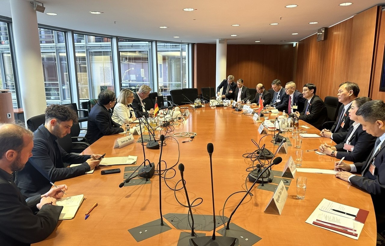 Đoàn công tác làm việc với Chủ tịch Nhóm Nghị sĩ Hữu nghị Đức - ASEAN Gabriele Katzmarek tại Berlin ngày 3.12