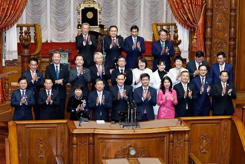 Chủ tịch Quốc hội Trần Thanh Mẫn và Chủ tịch Thượng viện Nhật Bản Sekiguchi Masakazu cùng đại biểu chụp ảnh lưu niệm tại Thượng viện. Ảnh: Doãn Tấn/TTXVN