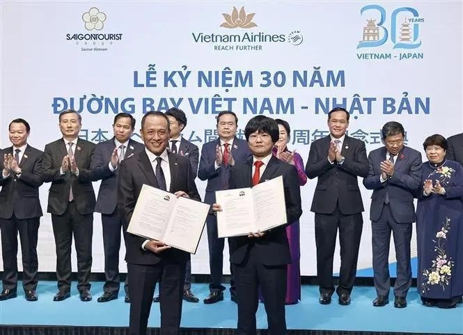 Chairman of the Vietnamese National Assembly Tran Thanh Man (centre, second row) witnesses Vietnamese, Japanese companies exchanging MoU on coopeeration (Photo: VNA) Chairman of the Vietnamese National Assembly Tran Thanh Man (centre, second row) witnesses Vietnamese, Japanese companies exchanging MoU on coopeeration (Photo: VNA)