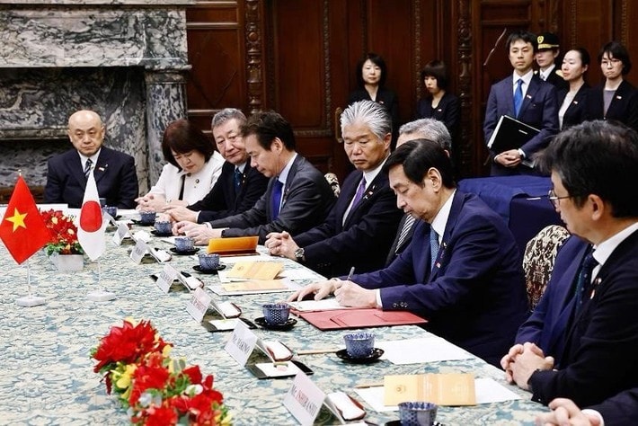 President of the House of Councilors of Japan Sekiguchi Masakazu signed a cooperation agreement. Photo: Doan Tan/VNA ctqh-thuong-vien-nhat-a3.jpg