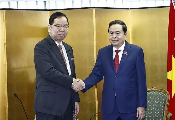 National Assembly Chairman Tran Thanh Man (R)received Chairman of the Presidium of the Japanese Communist Party Central Committee Shii Kazuo in Tokyo on December 6 (Photo: VNA) National Assembly Chairman Tran Thanh Man (R)received Chairman of the Presidium of the Japanese Communist Party Central Committee Shii Kazuo in Tokyo on December 6 (Photo: VNA)