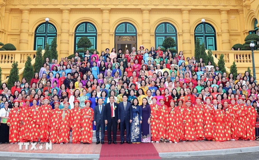 Chủ tịch nước Lương Cường gặp mặt đại biểu phụ nữ cao tuổi tiêu biểu toàn quốc. (Ảnh: Lâm Khánh/TTXVN)