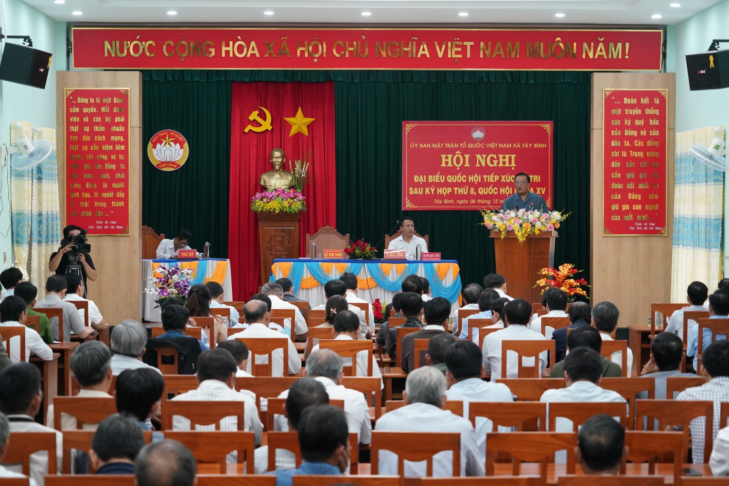 toan-canh-buoi-tiep-xuc-cu-tri-tai-huyen-tay-son.jpg