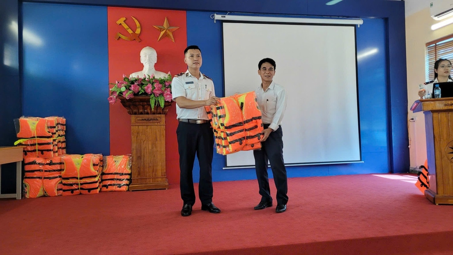 anh-2-dai-dien-cang-vu-duong-thuy-noi-dia-khu-vuc-i-trao-tang-ao-phao-cho-nha-truong-anh-bn.jpg