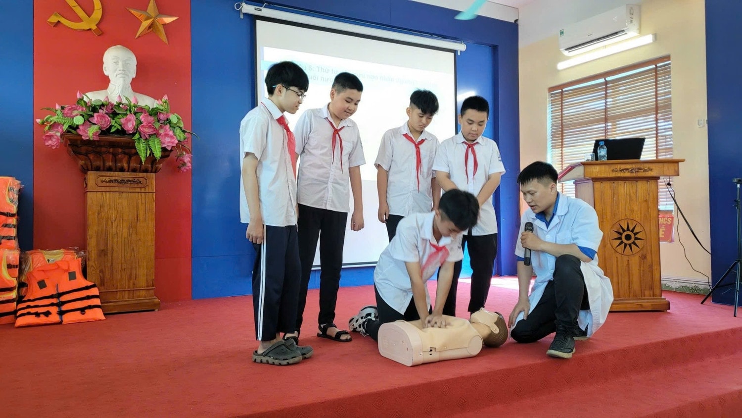 anh-3-hoc-sinh-tien-hanh-thuc-nghiem-cuu-duoi-nuoc-duoi-su-huong-dan-cua-cang-vu-duong-thuy-noi-dia-khu-vuc-i-anh-bn.jpg