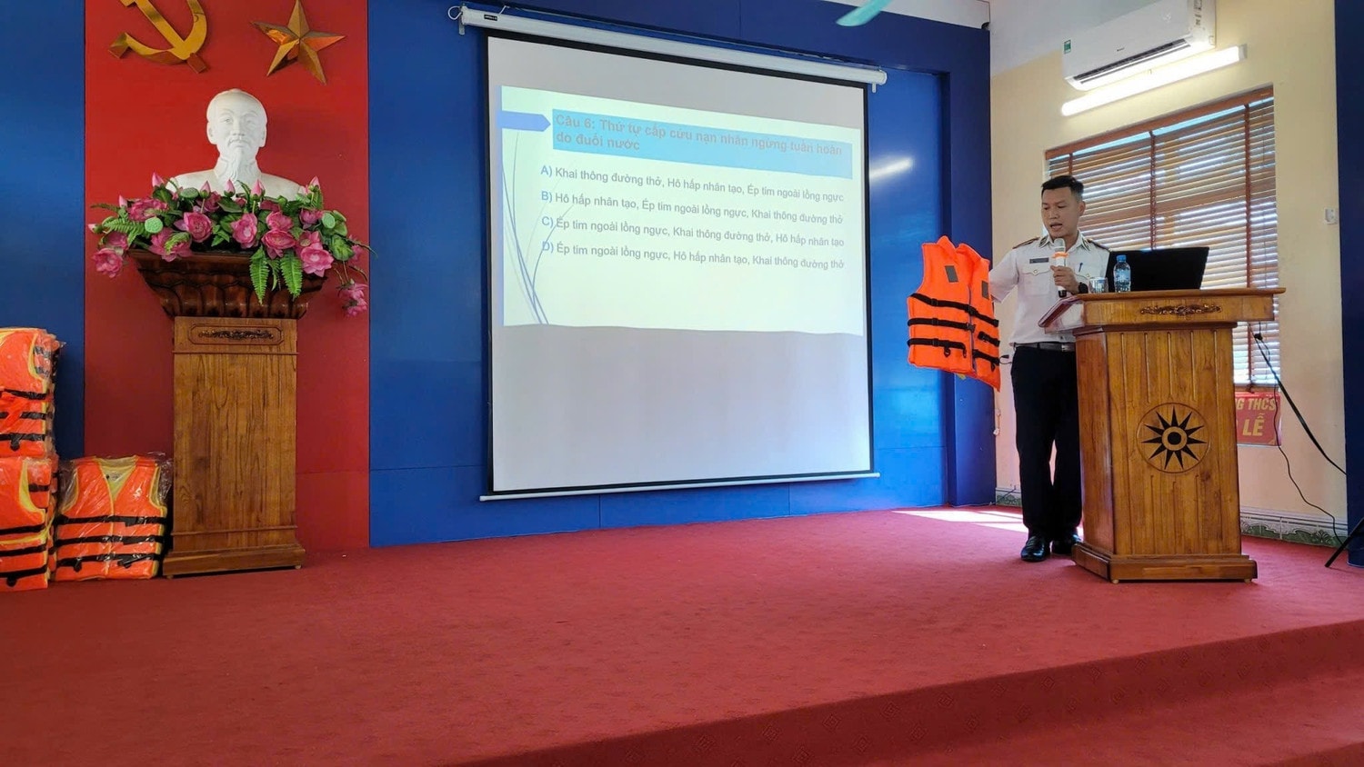 anh-1-tuyen-truyen-ve-an-toan-giao-thong-duong-thuy-va-huong-dan-chong-duoi-nuoc-va-phat-ao-phao-tai-truong-thcs-lap-le-huyen-thuy-nguyen-hai-phong-anh-bn.jpg
