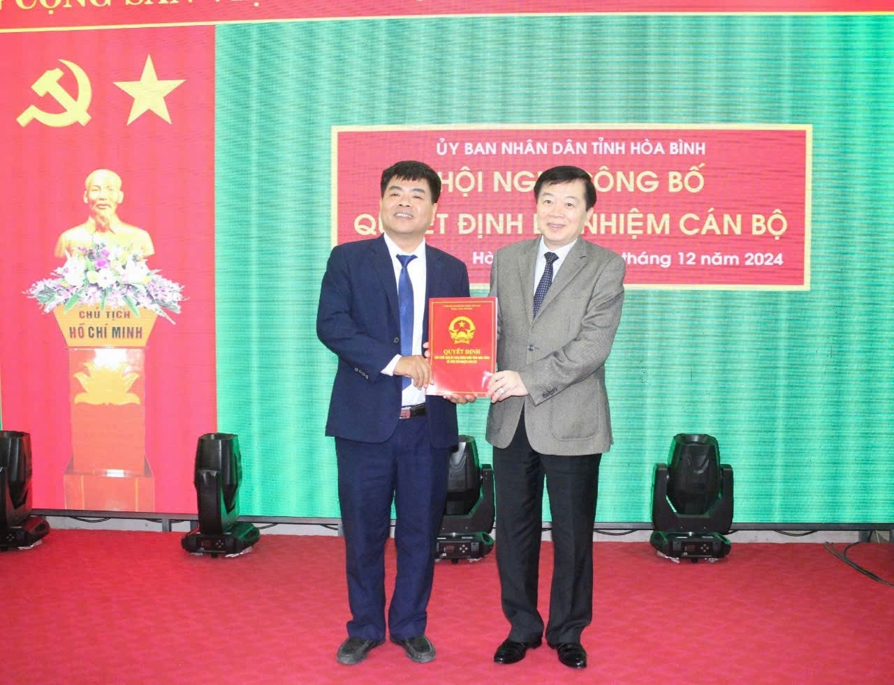 Ông Nguyễn Văn Chương - Phó Chủ tịch UBND tỉnh Hoà Bình trao Quyết định giữ chức Giám đốc Đài PT&TH tỉnh Hoà Bình và tặng hoa cho nhà báo Nguyễn Văn Tiến