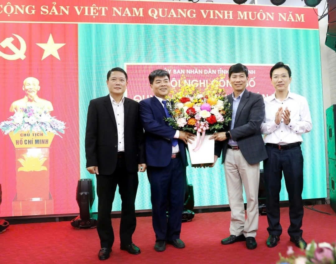 Đại diện Ban Tổ chức Tỉnh ủy, Văn phòng UBND tình Lãnh đạo Sở nội vụ dự và tặng hoa chúc nhà báo Nguyễn Văn Tiến