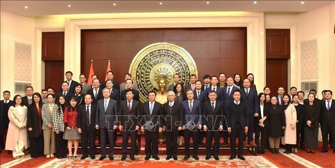 Ủy viên Bộ Chính trị, Chủ tịch Hội đồng Lý luận Trung ương, Giám đốc Học viện Chính trị Quốc gia Hồ Chí Minh Nguyễn Xuân Thắng chụp ảnh với cán bộ Đại sứ quán Việt Nam tại Trung Quốc. Ảnh: Quang Hưng/Pv TTXVN tại Trung Quốc