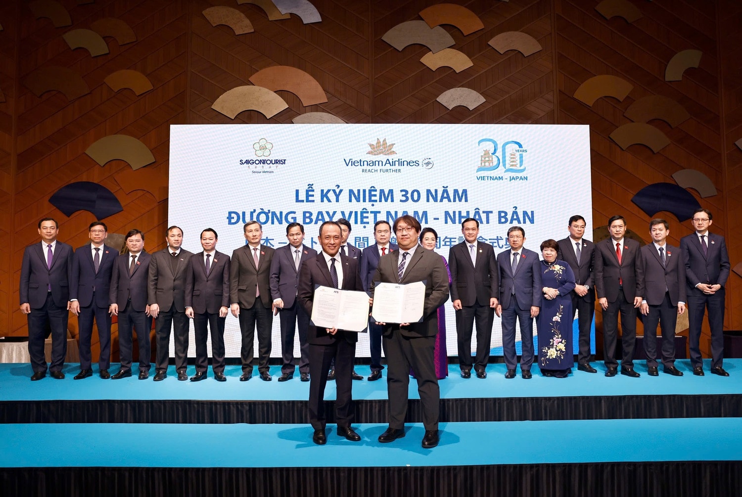 anh-2-duoi-su-chung-kien-cua-chu-tich-quoc-hoi-va-cac-dai-bieu-cap-cao-hai-nuoc-vietnam-airlines-trao-bien-ban-hop-tac-voi-cac-doi-tac-nhat-ban-anh-vna.jpg