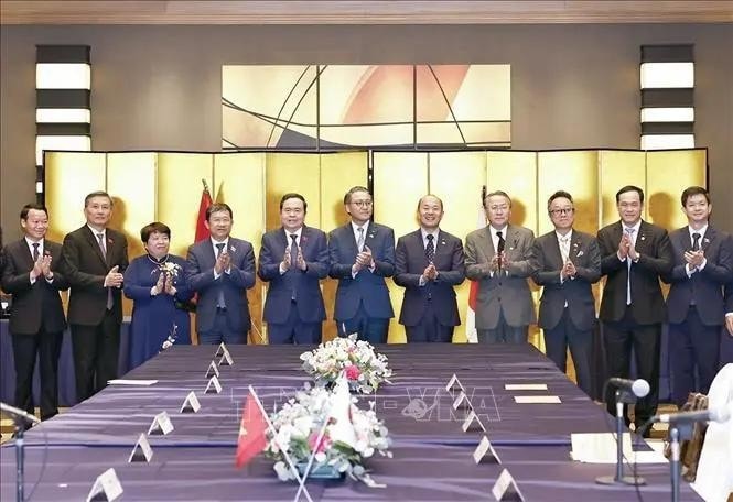 NA Chairman Tran Thanh Man (fifth from left), Governor of Nagasaki prefecture Oishi Kengo (sixth from left), Mayor of Nagasaki city Suzuki Shiro (seventh from left), and other officials at the meeting on December 6 (Photo: VNA) NA Chairman Tran Thanh Man (fifth from left), Governor of Nagasaki prefecture Oishi Kengo (sixth from left), Mayor of Nagasaki city Suzuki Shiro (seventh from left), and other officials at the meeting on December 6 (Photo: VNA)