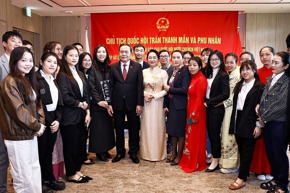 National Assembly Chairman Tran Thanh Man, his pouse and representatives of the Vietnamese community in Kyushu, Okinawa and south-central region of Japan. (Photo: VNA) National Assembly Chairman Tran Thanh Man, his pouse and representatives of the Vietnamese community in Kyushu, Okinawa and south-central region of Japan. (Photo: VNA)