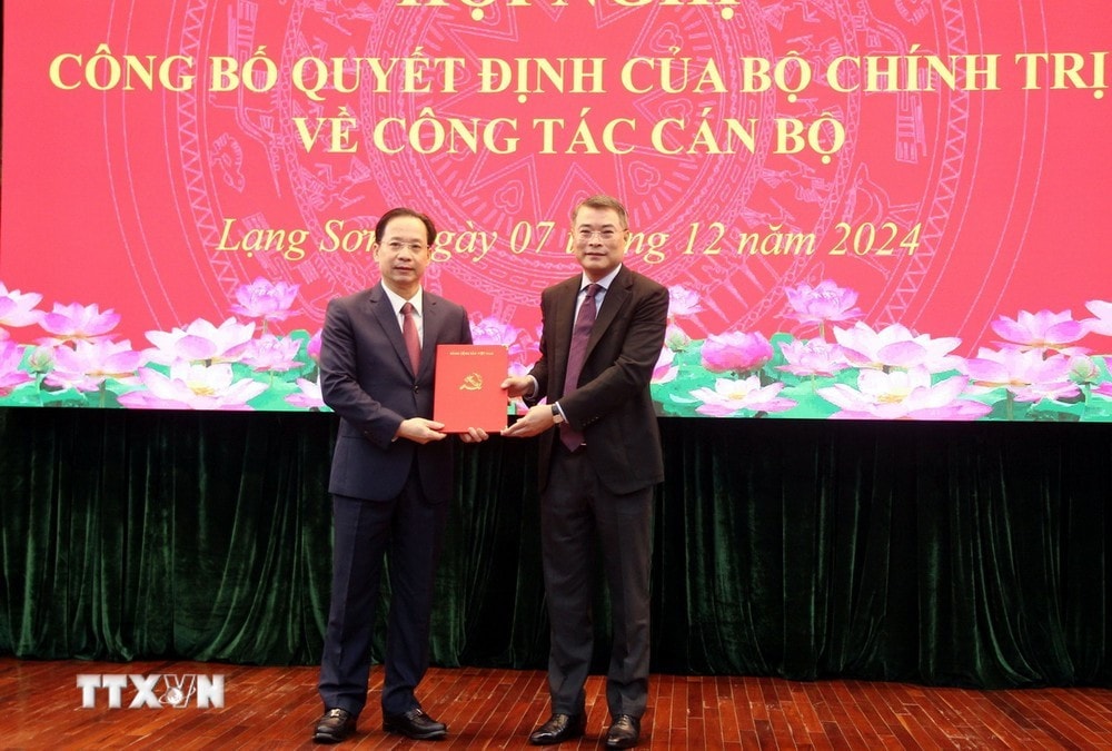Trưởng Ban Tổ chức Trung ương Lê Minh Hưng trao Quyết định của Bộ Chính trị chuẩn y ông Hoàng Văn Nghiệm giữ chức Bí thư Tỉnh ủy Lạng Sơn, nhiệm kỳ 2020- 2025. Ảnh: Văn Đạt/TTXVN