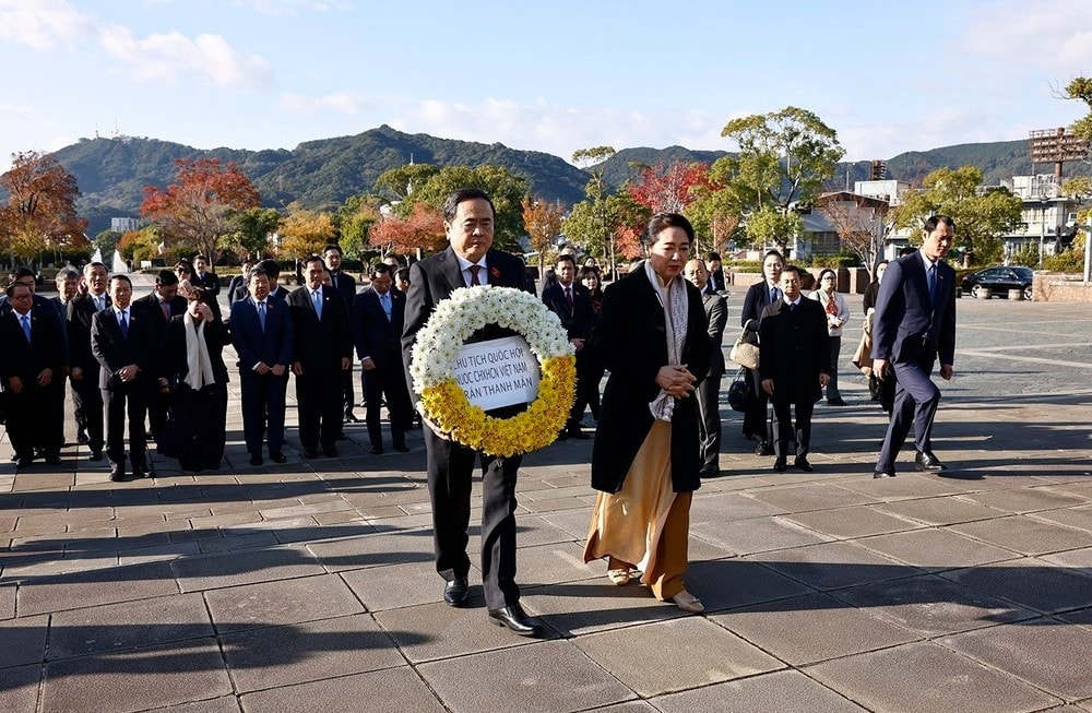 NA Chairman Tran Thanh Man, his spouse and the high-ranking delegation of the Vietnamese legislature laid a wreath in memory of the victims of the Nagasaki atomic bomb at the Peace Park. (Photo: VNA) NA Chairman Tran Thanh Man, his spouse and the high-ranking delegation of the Vietnamese legislature laid a wreath in memory of the victims of the Nagasaki atomic bomb at the Peace Park. (Photo: VNA)