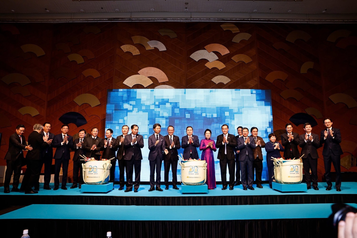 anh-1-cac-dai-bieu-thuc-hien-nghi-thuc-ky-niem-30-nam-duong-bay-giua-viet-nam-nhat-ban-anh-vna.jpg