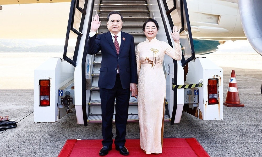 NA Chairman Tran Thanh Man and his spouse at Nagasaki airport. Photo: Doan Tan/VNA img-3847.jpg