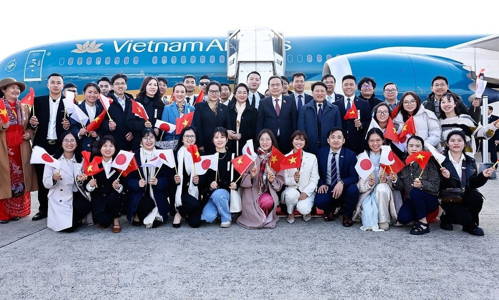 At the farewell ceremony for National Assembly (NA) Chairman Tran Thanh Man (standing, first row, fifth from left), his spouse and the high-ranking delegation of the NA at Nagasaki airport. (Photo: VNA) img-3846.jpg