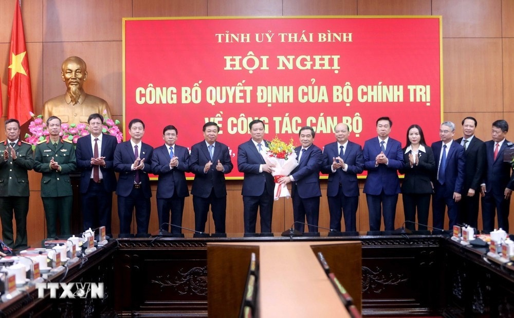Ban Thường vụ Tỉnh ủy Thái Bình tặng hoa chúc mừng ông Nguyễn Khắc Thận. Ảnh: Thế Duyệt/TTXVN