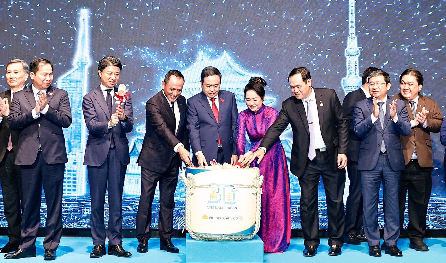 Chủ tịch Quốc hội Trần Thanh Mẫn và Phu nhân cùng các đại biểu thực hiện nghi thức kỷ niệm 30 năm đường bay thẳng Việt Nam - Nhật Bản của Vietnam Airlines. Ảnh: Doãn Tấn - TTXVN