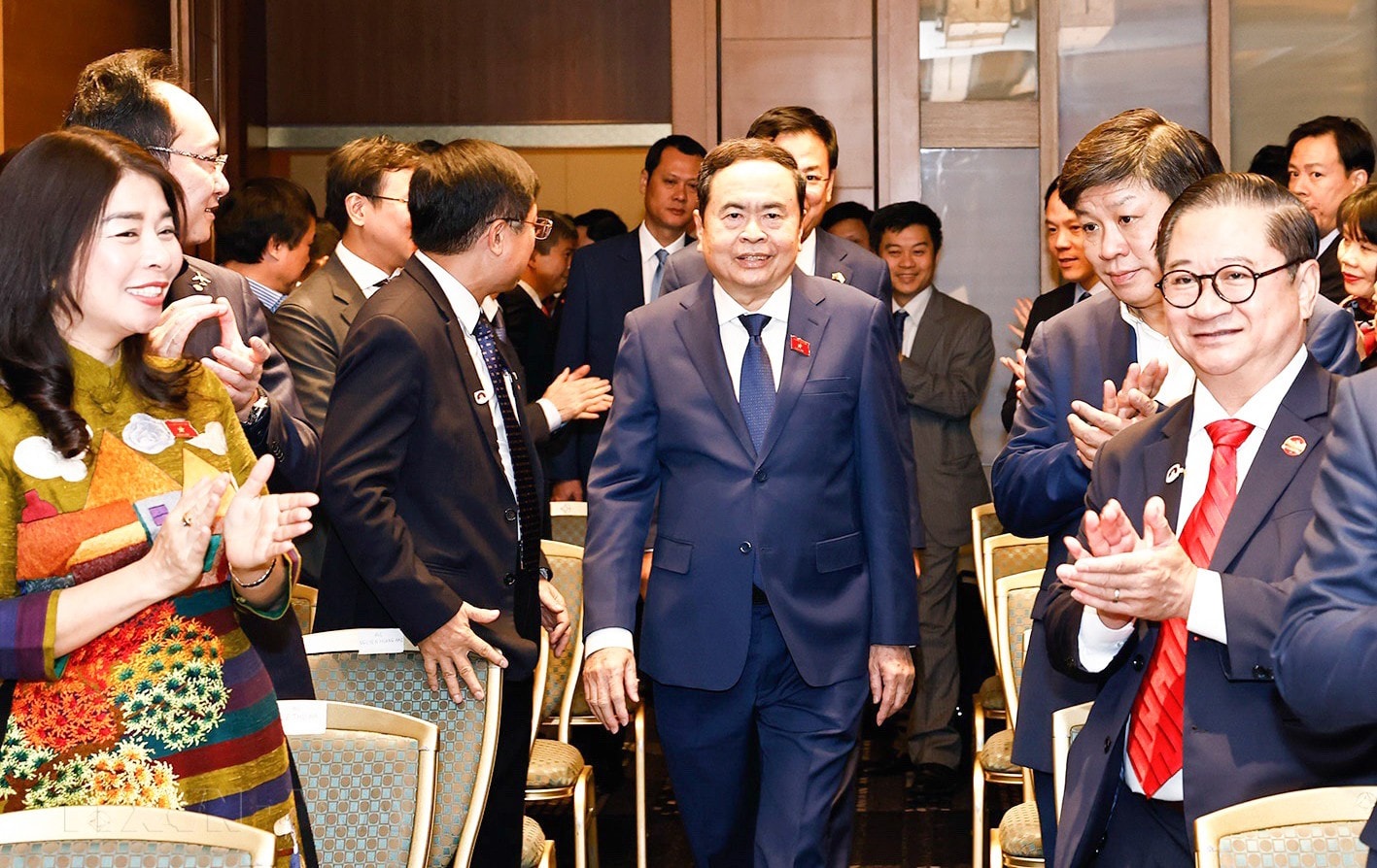 Chủ tịch Quốc hội Trần Thanh Mẫn gặp gỡ cán bộ, nhân viên Đại sứ quán Việt Nam tại Nhật Bản. Ảnh: Doãn Tấn - TTXVN