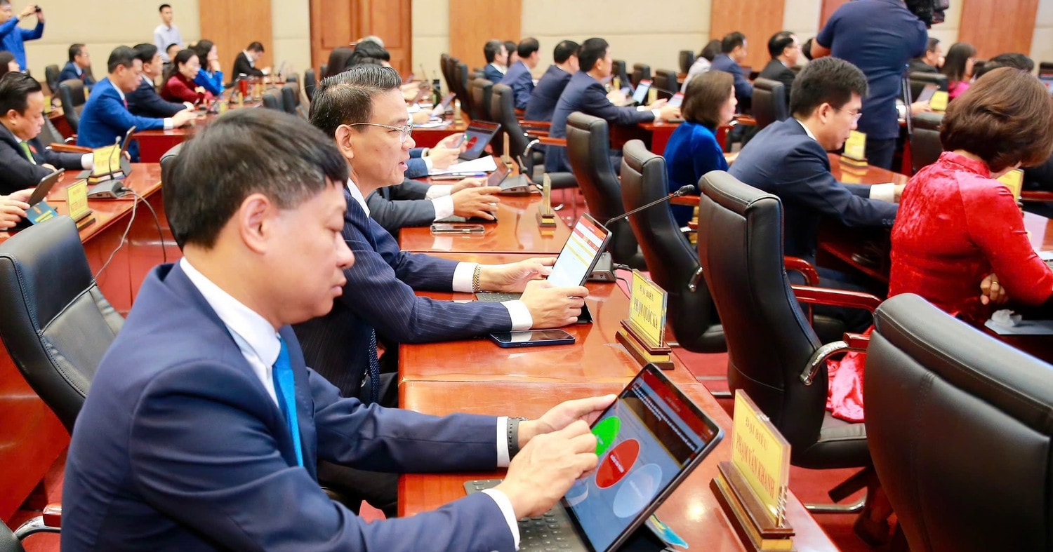 Các đại biểu HĐND thành phố biểu quyết điện tử thông qua Nghị quyết về Kế hoạch phát triển kinh tế - xã hội thành phố năm 2025. Ảnh: Duy Thính
