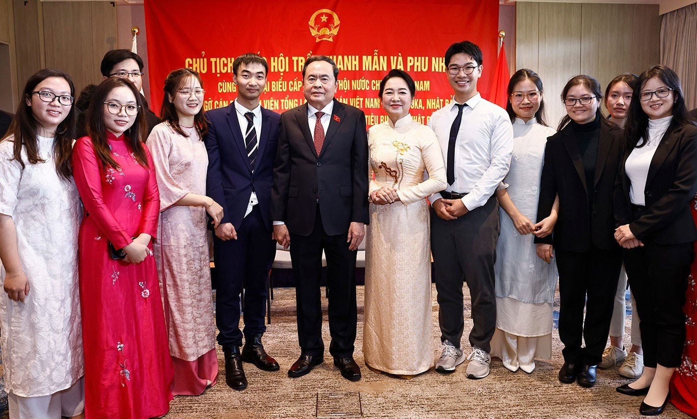 Chủ tịch Quốc hội Trần Thanh Mẫn và Phu nhân với đại diện cộng đồng người Việt Nam tại Nhật Bản. Ảnh: Doãn Tấn – TTXVN