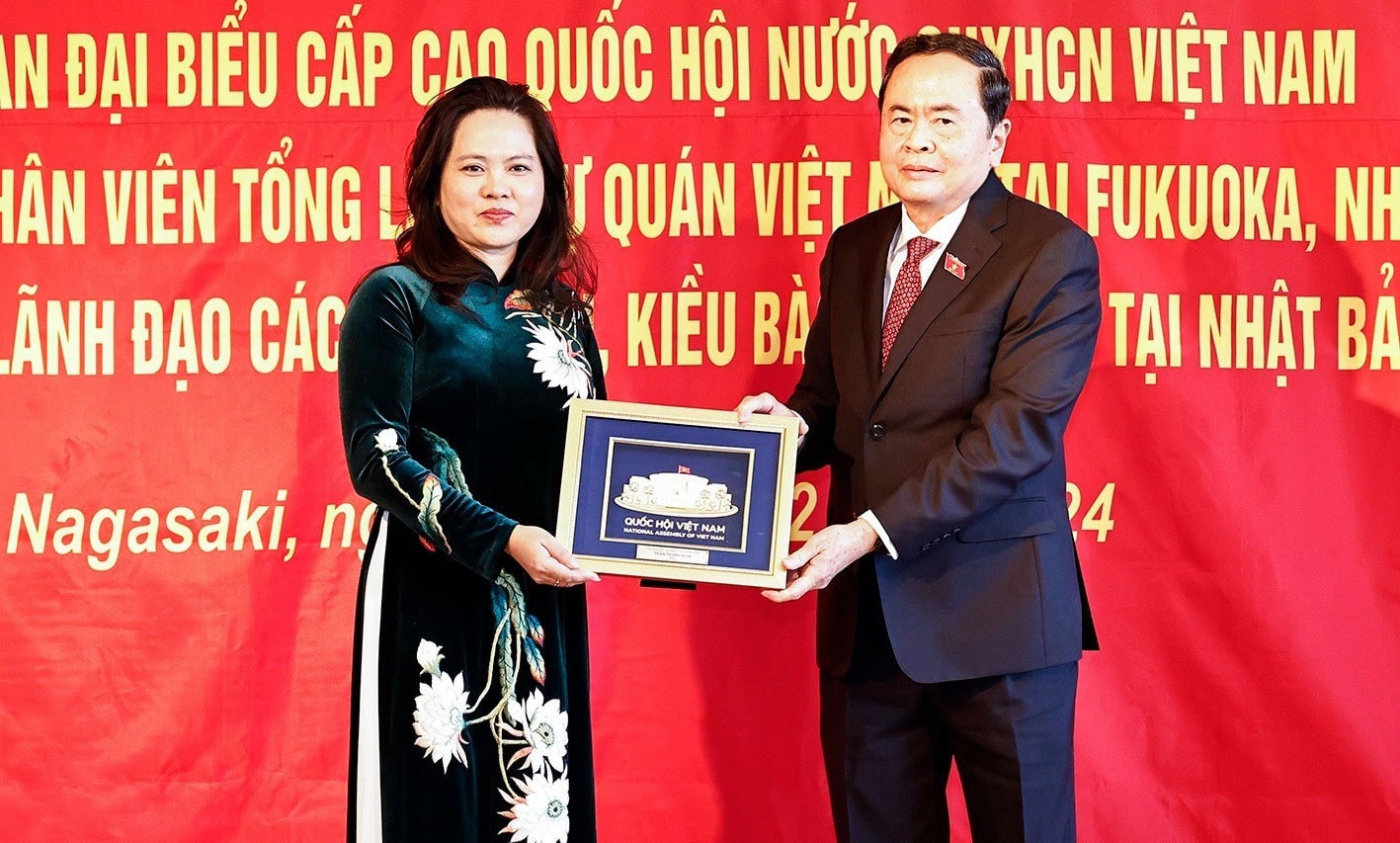 Chủ tịch Quốc hội Trần Thanh Mẫn tặng quà Tổng lãnh sự quán Việt Nam tại Fukuoka. Ảnh: Doãn Tấn - TTXVN