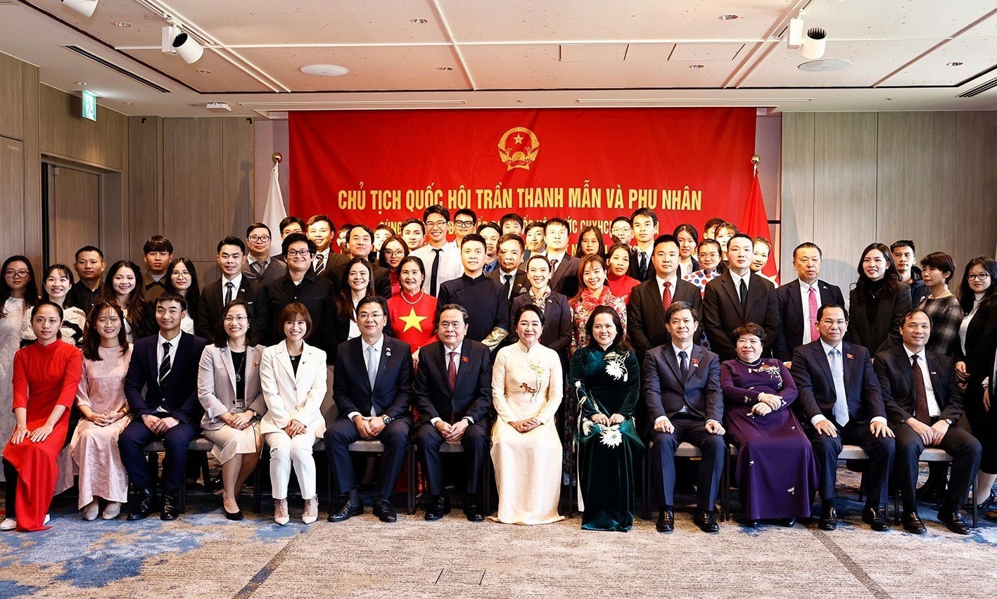 Chủ tịch Quốc hội Trần Thanh Mẫn và Phu nhân chụp ảnh lưu niệm với đại biểu. Ảnh: Doãn Tấn – TTXVN