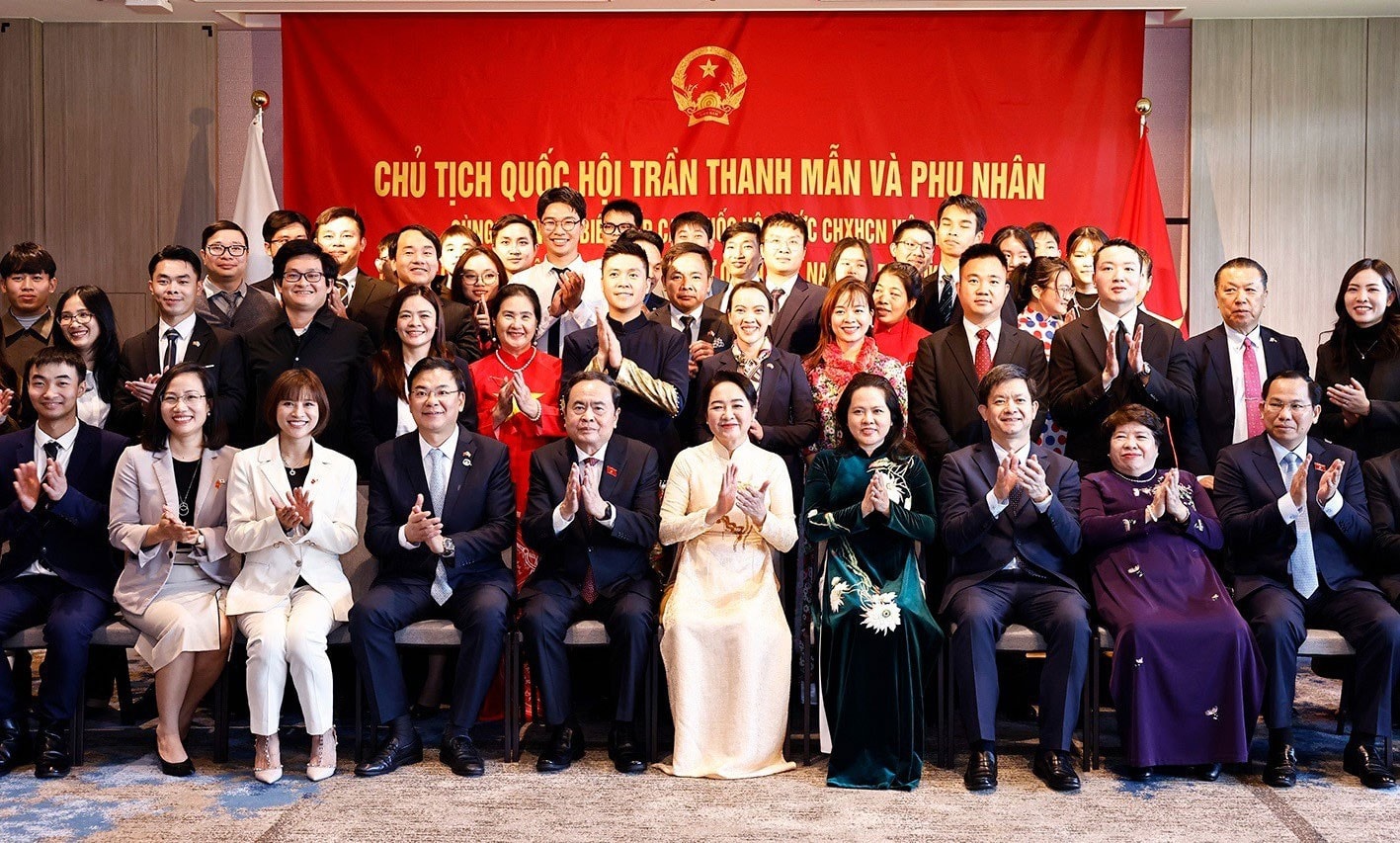 Chủ tịch Quốc hội Trần Thanh Mẫn và Phu nhân chụp ảnh lưu niệm với đại biểu. Ảnh: Doãn Tấn – TTXVN