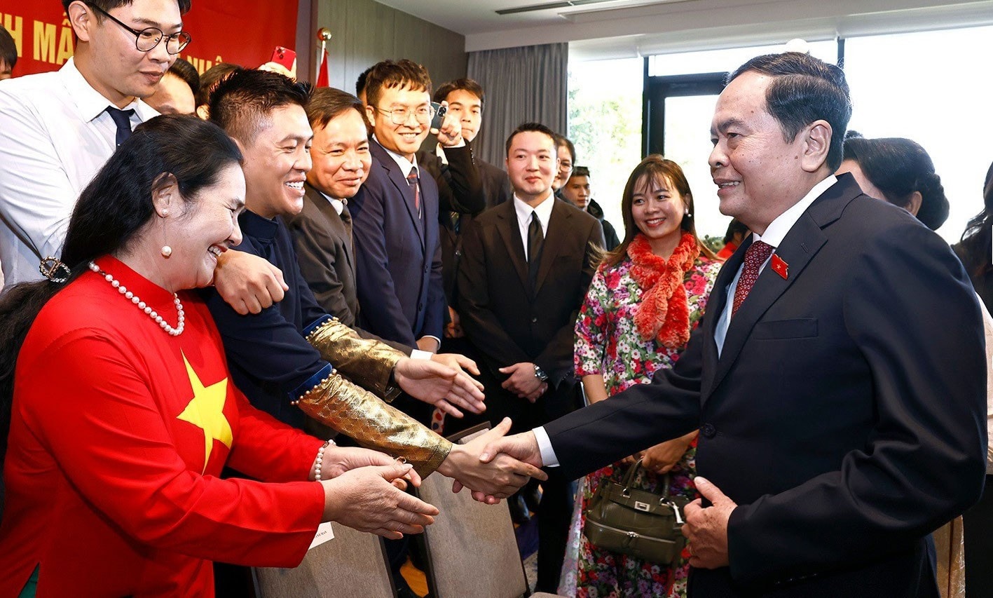 Chủ tịch Quốc hội Trần Thanh Mẫn và Phu nhân với đại diện cộng đồng người Việt Nam tại Nhật Bản. Ảnh: Doãn Tấn – TTXVN