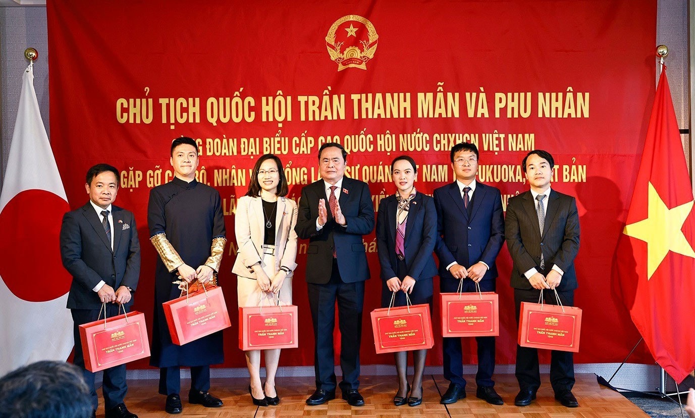 Chủ tịch Quốc hội Trần Thanh Mẫn tặng quà đại diện cộng đồng người Việt Nam tại Nhật Bản. Ảnh: Doãn Tấn – TTXVN