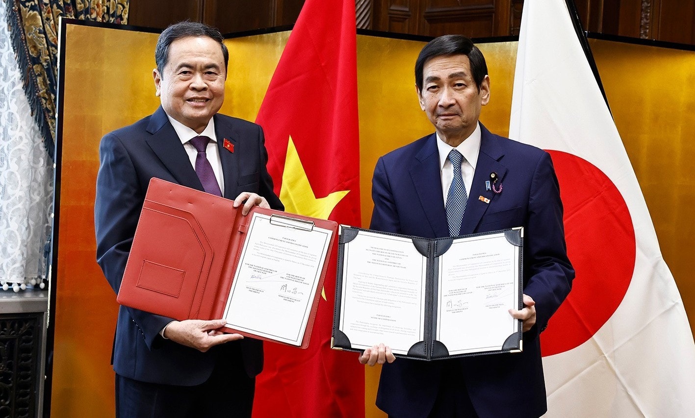 Chủ tịch Quốc hội Trần Thanh Mẫn và Chủ tịch Thượng viện Nhật Bản Sekiguchi Masakazu trao đổi văn kiện hợp tác. Ảnh: Doãn Tấn - TTXVN