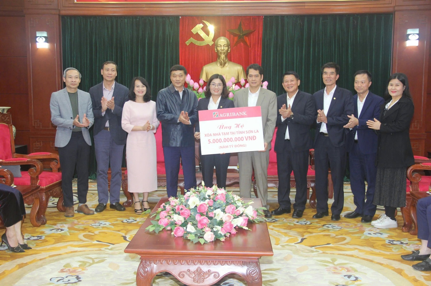 Đại diện Agribank, bà Từ Thị Kim Thanh - Thành viên HĐTV trao 5 tỷ đồng thực hiện công tác xóa nhà tạm trên địa bàn tỉnh Sơn La. Ảnh: Agribank