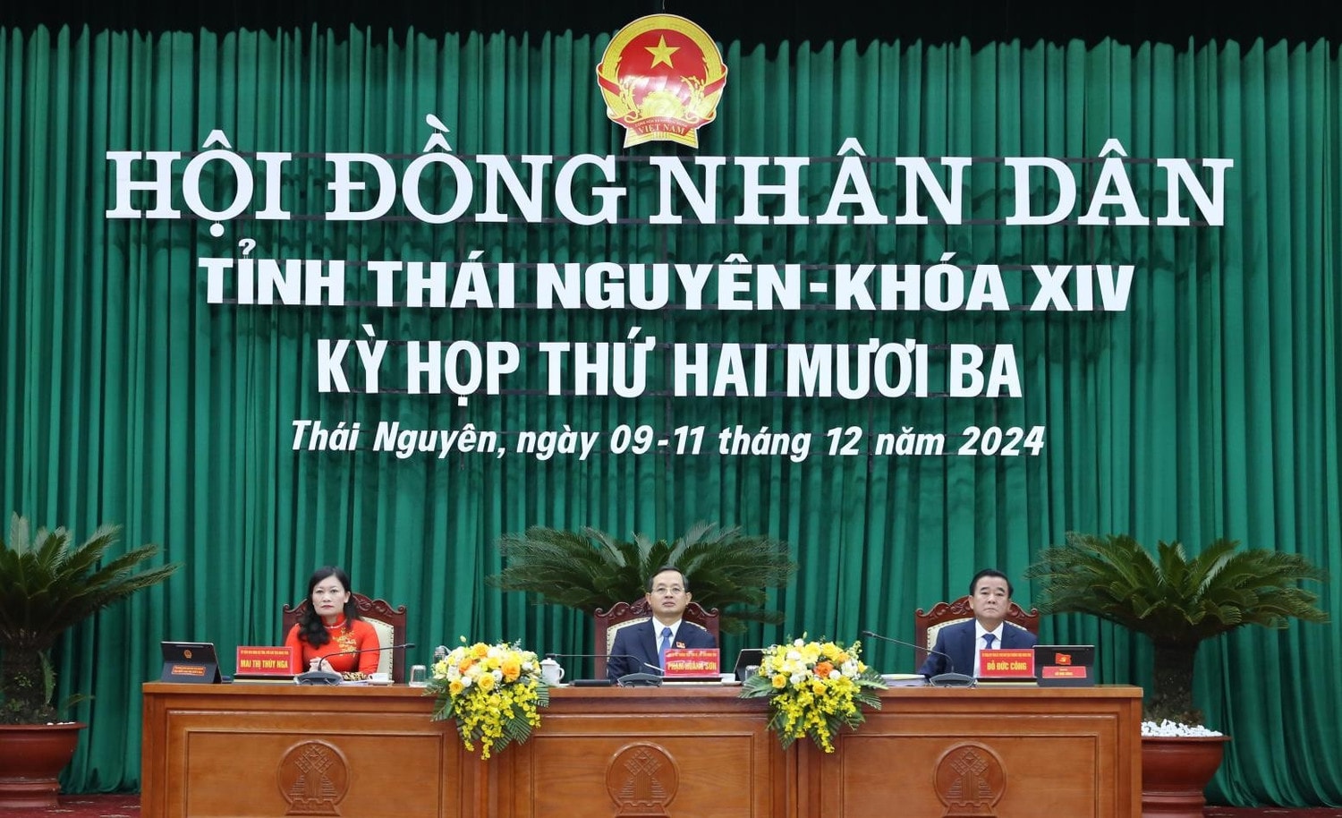 Chủ tọa điều hành kỳ họp. Ảnh: Bảo Quyên