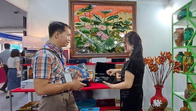 Nhiều sản phẩm làng nghề, thủ công mỹ nghệ được quảng bá thông qua hoạt động kết nối giao thương. Ảnh: VGP/Diệu Anh