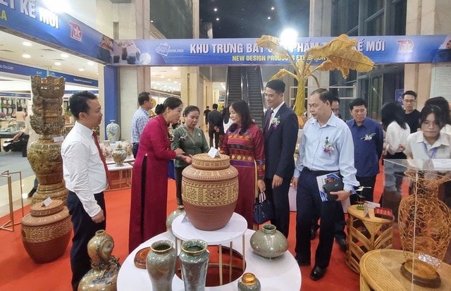 Công tác khuyến công đã và đang hỗ trợ mạnh cho các cơ sở công nghiệp nông thôn quảng bá, giới thiệu sản phẩm. Ảnh: Diệu Anh
