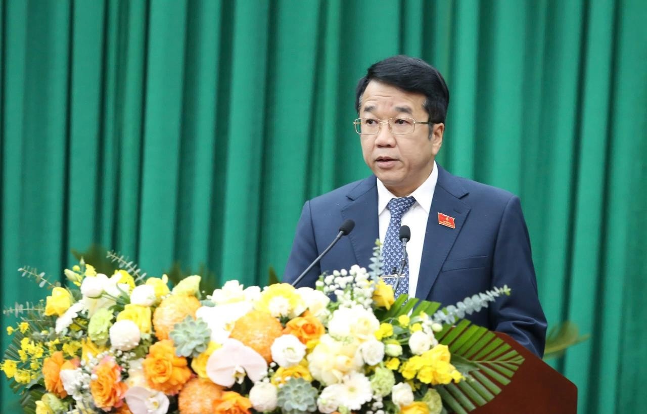 Phó Chủ tịch UBND tỉnh Nguyễn Thanh Bình trình bày các báo cáo của UBND tỉnh