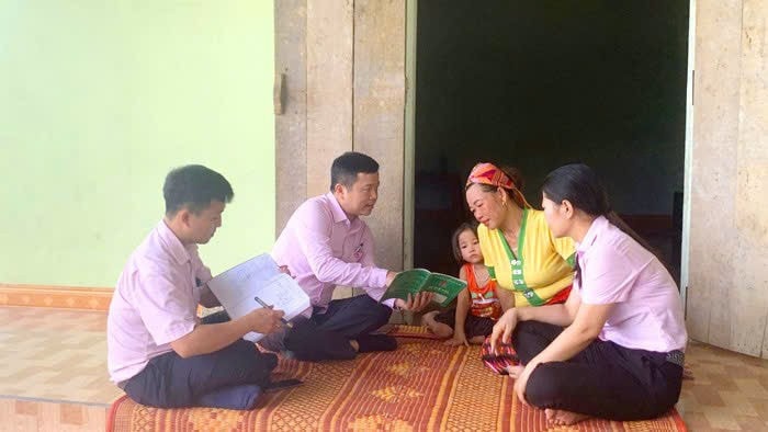 Cán bộ NHCSXH huyện Anh Sơn đồng hành với người dân. Ảnh: Đông Dư