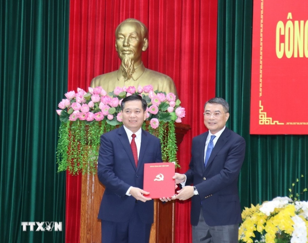 Trưởng Ban Tổ chức Trung ương Lê Minh Hưng trao quyết định của Bộ Chính trị điều động, phân công, chỉ định ông Nguyễn Long Hải giữ chức Bí thư Tỉnh ủy Quảng Trị. Ảnh: Thanh Thủy/TTXVN