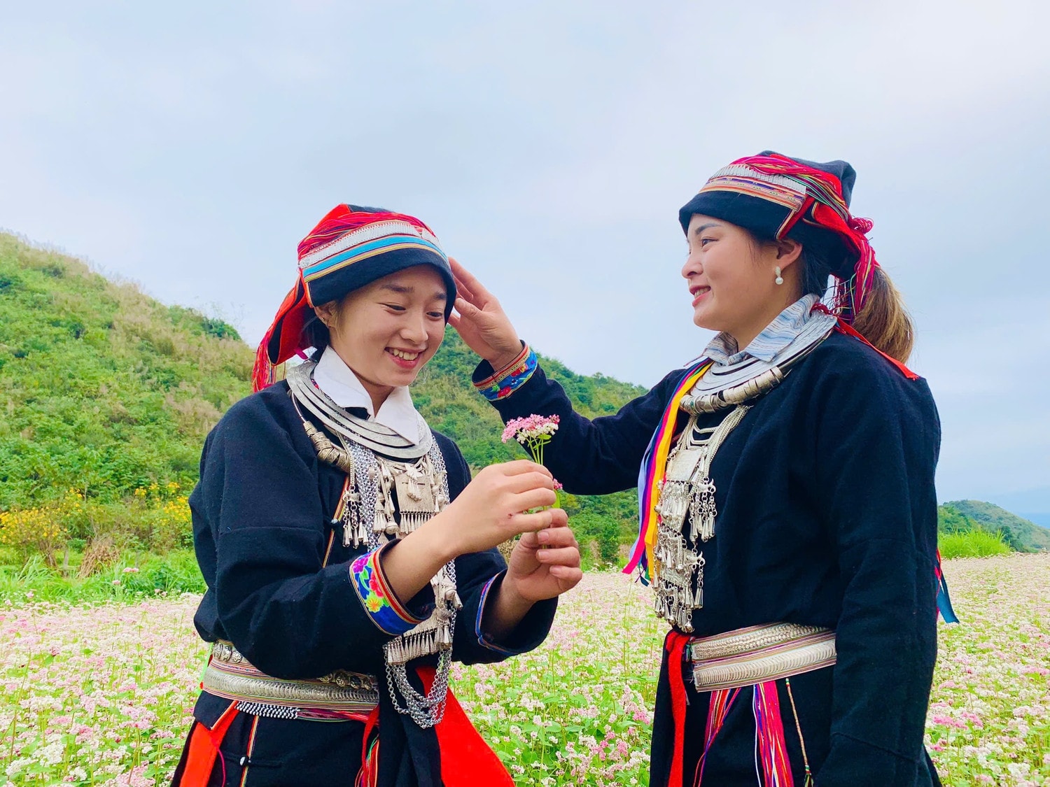 anh-2c-anh-2a-nhung-co-gai-trong-trang-phuc-truyen-thong-dan-toc-dao-luu-giu-khoanh-khac-dep-ben-loai-hoa-yeu-dieu-mang-ten-tam-giac-mach-1.jpg